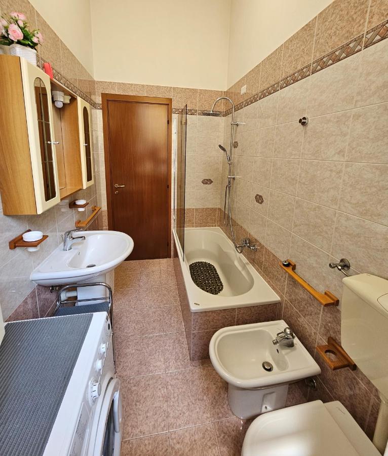 Casa Oltrepo Fresco Centrale Ma Silenzioso Parcheggio Interno Casteggio Exteriér fotografie
